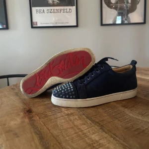 Mörkblå Louboutin sneakers med nitar - 42/43