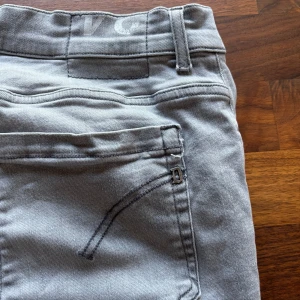 Grå Dondup jeans  - Säljer dessa galet snygga dondup jeans Storlek är 34 men passar runt 32 skulle jag gissa på Mitt pris är 999kr men går alltid att pruta ner