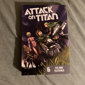 Attack on Titan Vol. 6 - Spännande manga med episka strider mellan människor och jättar! Perfekt för dig som gillar action, mysterier och coola karaktärer. Volym 6 bjuder på dramatik och oväntade vändningar. En måste-läsning för alla som älskar manga och anime!