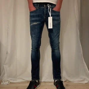 Dondup George jeans  - Dondup George jeans i bra skick förutom liten deffekt där bak men inget man tänker på ( se sista bild). Storleken är 31, modellen e 1,86 o väger ca 69/70, vid frågor är det bara att skriva!