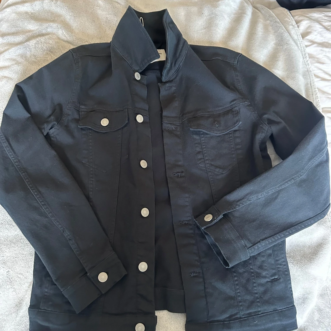 Svart jeansjacka med silvriga knappar - 2