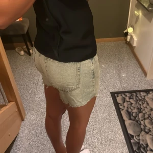 Ljusblå jeansshorts med fransig kant - Ljusblå jeansshorts från Zara! As snygg modell och så fin färg❤️❤️ 