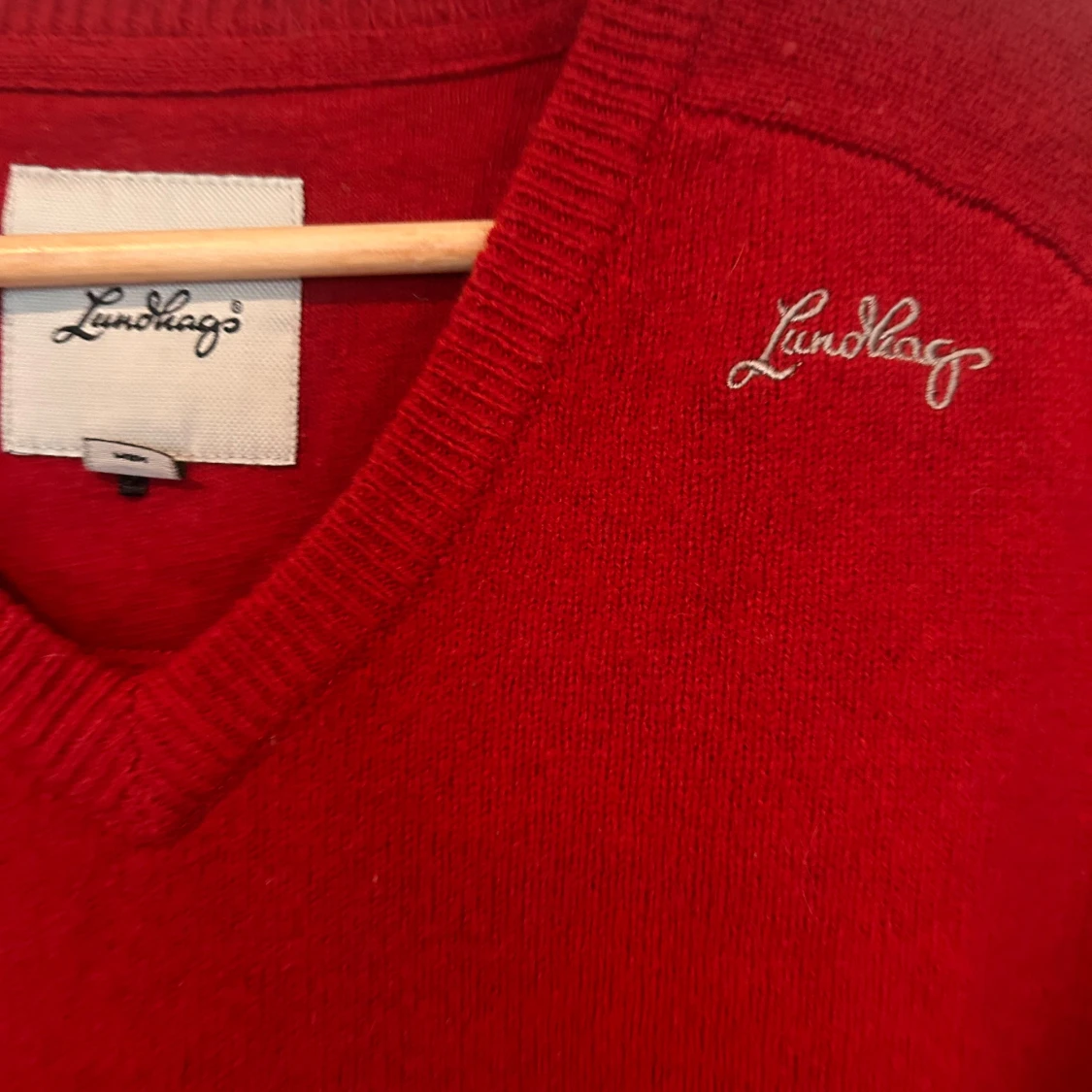 Röd ulltröja med v-ringning Lundhags - 2