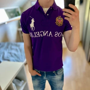 Ralph Lauren Los Angeles Piké  - - Mycket fint skick, inga defekter. Nypris ca 3000kr. Mycket ovanlig så passa på. Storlek M slim fit, passar dig som är 178-188cm ungefär. Skriv för mer information!🤝