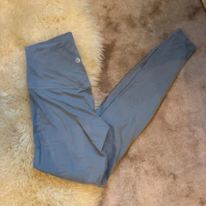  Lululemon tights - Super fina sköna träningsbyxor från lululemon köpta för 1080 kronor men komemr inte till användning. 