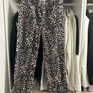 Leopardmönstrade byxor från ONLY - Säljer ett par snygga byxor från ONLY med leopardmönster i svart och beige. Modellen har raka ben, normal passform och klassiska bakfickor. Materialet är mjukt och stretchigt bomullstyg som sitter skönt på kroppen. Perfekta för dig som vill sticka ut lite extra. Storlek 31/32, skulle säga att det motsvarar 38/40