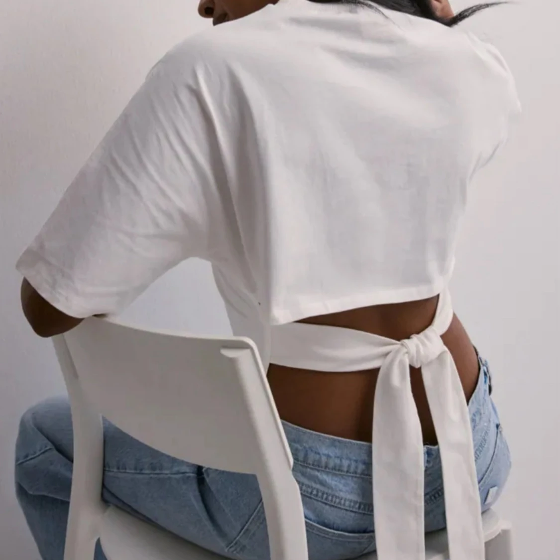 Vit croppad topp med knyt i ryggen