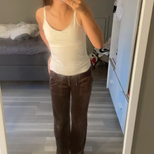 Bruna velourbyxor Juicy Couture XXS - Mysiga bruna mjukisbyxor från Juicy Couture i velour. Jag köpte dem för ca ett år sen men är knappt använda! Därav så är dem som nya! Nypris tror jag är ca 1199kr!