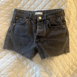 Svarta jeansshorts - Säljer dessa svarta jeansshorts då de tyvärr inte passar mig💗 storlek 34 och bra skick!!