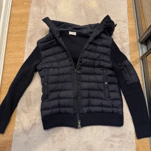 Moncler cardigan - Säljer min 1,1 moncler cardigan eftersom den blivit förliten för mig själv. Jackan har nfc Scan på högra märket som via mobilen tar en till hemsidan. Jackan är i storlek M för män men är väldigt liten i storleken skulle snarare säga S. Jackan har använts 3 gånger så är i princip ny. Skriv vid funderingar och vid snabb affär så kan vi förhandla priset.