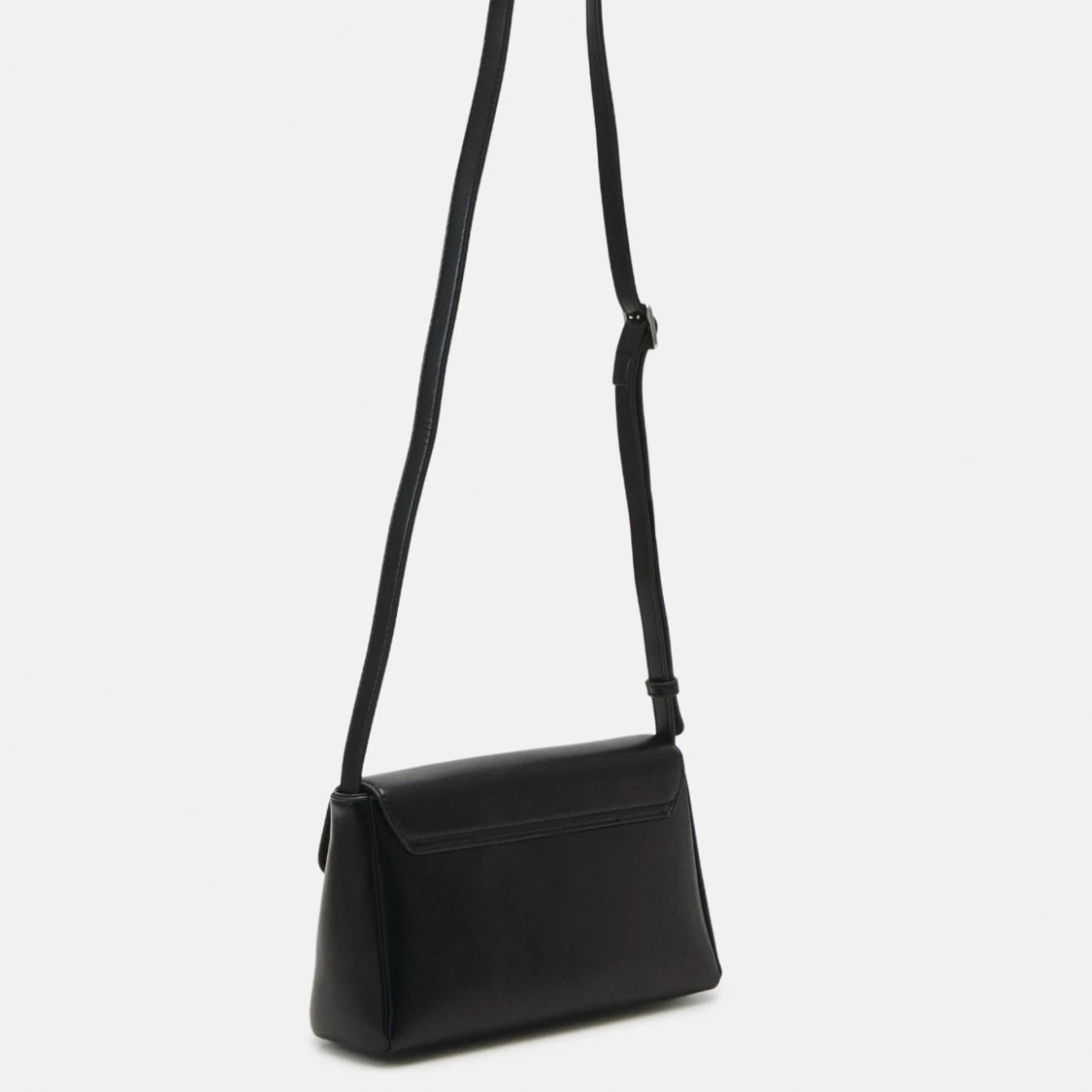 Svart axelväska med nitar och dragkedjor - 3