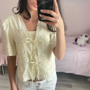 Ljusgul blus  - Supersöt ljusgul blus från Gina Tricot med broderade blommor och hålmönster. Använd max två gånger. Den är dessutom helt slutsåld på nätet. Pris kan diskuteras💕