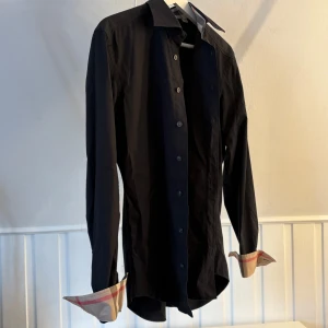 Burberry skjorta st S - Säljer en burberry skjort i St s i väldigt bra skick, den kommer till ett väldigt bra pris så passa på innan någon annan😄🤝