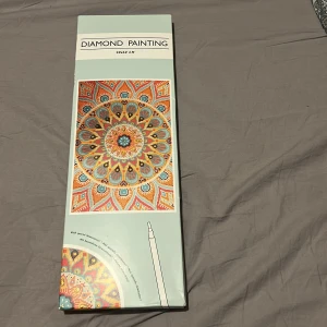 Diamond Painting 40x60 cm - Diamond Painting-kit med färgglad mandala. Skapa din egen glittrande konst med rhinestones, sorteringsbricka och penna. Perfekt för dig som gillar pyssel och vill ha en kreativ utmaning. Allt du behöver ingår – bara att börja skapa!