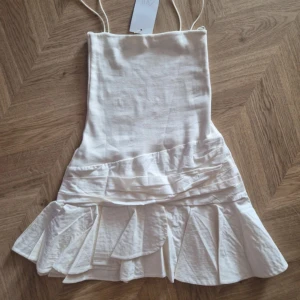 Ny zara klänning - Ny klänning från Zara med volang