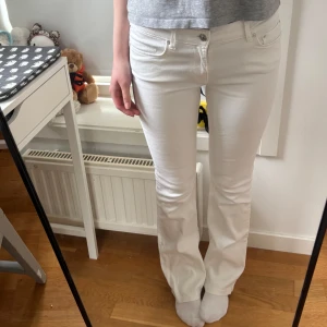Vita bootcut jeans - Vita lågmidjade bootcut jeans från Zara