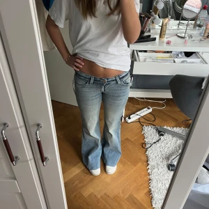 Lowwaist bootcut jeans - Säljer ett par ljusblå jeans från Cheap Monday med flared ben och klassisk femficksdesign. . De är aldrig använda och har prislappen kvar. De är dock uppsydda så de passa mig som är 158 cm 🤗helt slutsålda 