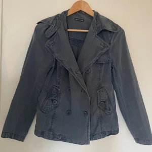 Kort kappa - Så fin unik jacka från Marc O’Polo i åskmolnsblå färg. Fick den av mamma då hon inte använt den så mycket men nu är det dags att rensa garderoben lite så den får användning av nån annan💞Storlek 36 men passar också mig som har 34 