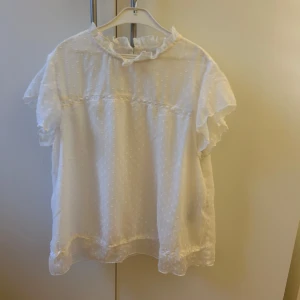Vit blus från only - Använd några gånger, lätt i materialet. Normal i storlek, finns en liten fläck men går nog bort i tvätten. 💓