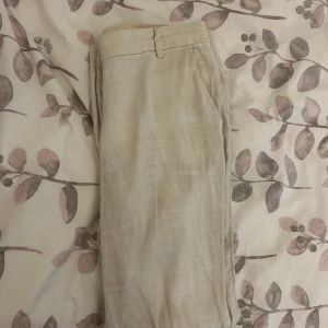 Beige linnebyxor från Nelly - Snygga beigea linnebyxor från Nelly med normal passform och raka ben. Byxorna är Low waist. 💓