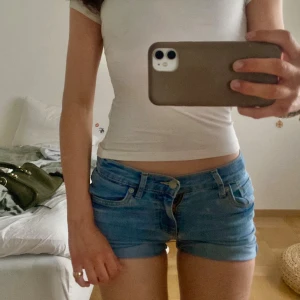 Lågmidjade jeansshorts  - Lågmidjade jeansshorts från Levi’s. Sjukt snygga till sommaren🫶🏼OBS! De är lite uppvikta så det går att justera längd💖