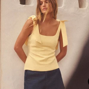 Gul stretch topp med rosetter.   - Säljer denna toppen från Zara då den inte passade mig. Slutsåld i denna storlek på hemsidan💕Helt ny med lapp kvar!