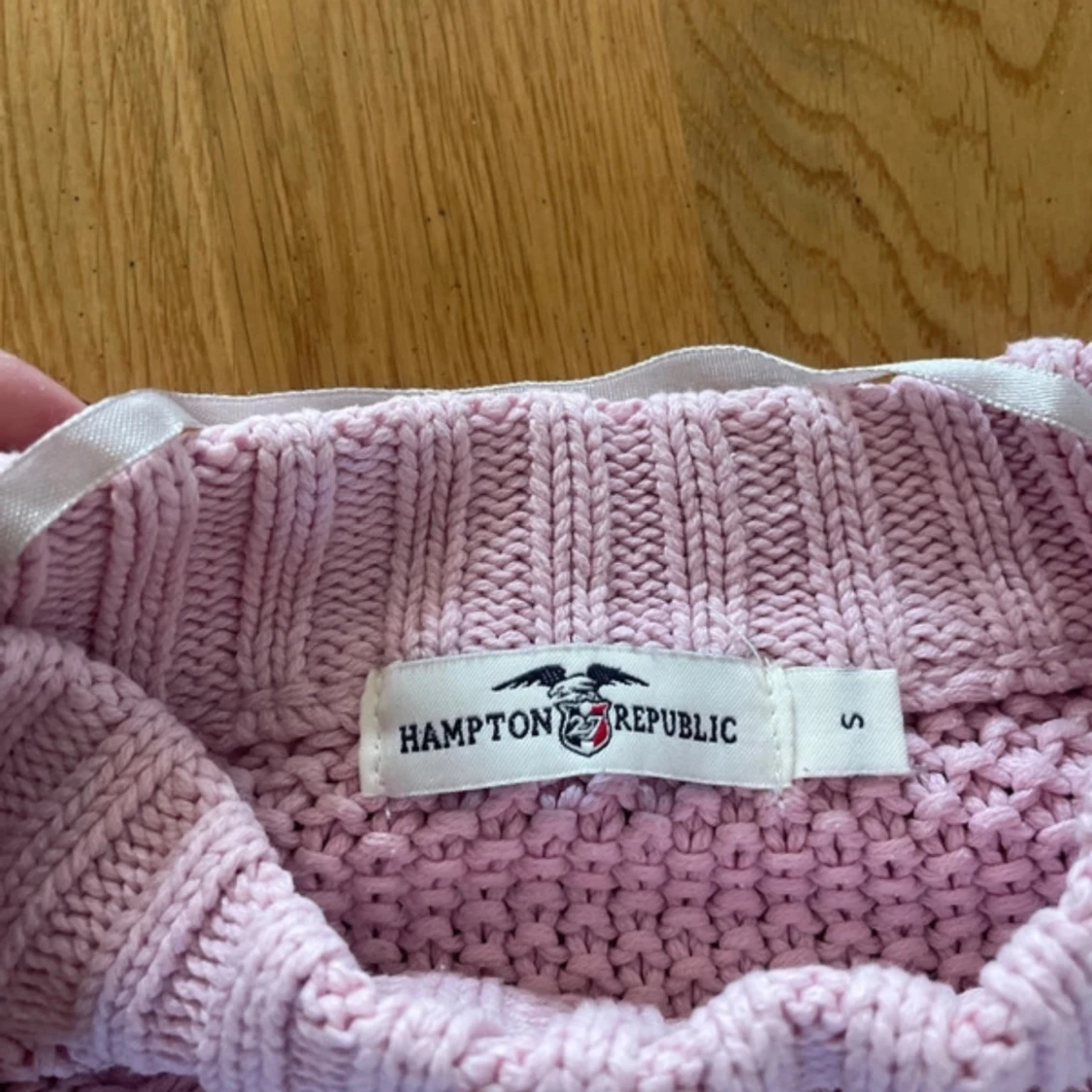 Ljusrosa stickad tröja från Hampton Republic