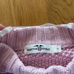 Ljusrosa stickad tröja från Hampton Republic - Säljer en ljusrosa stickad tröja från Hampton Republic i storlek S. Tröjan har ett snyggt flätstickat mönster framtill och ribbade muddar vid ärmslut, hals och nederkant. Perfekt för kyligare dagar! Bilderna är tagna från min vinted där heter jag Elsa.10_10