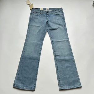 Ljusblå jeans - Perfekta ljusblå jeans med lappen kvar. Från Lee😍 midjemått 43 cm, innerbenslängd 82 cm. 