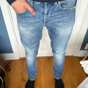 Dondups - Tjo! Säljer dessa snygga jeans från dondup! Utmärkt skick och snygga detaljer! Modell: 178cm 65kg. Hör av er för andra frågor å sånt!