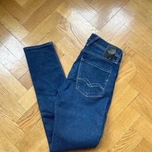 Replay anbass - Replay| anbass| storlek W28 L32| bra skick| inga defekter| mörkblå| skriv vid minsta fråga|