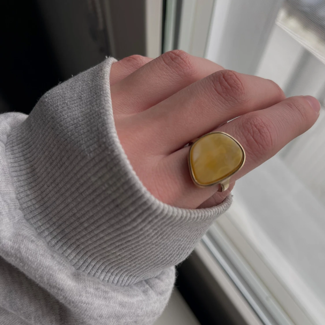 Gul statementring i guldtonad metall