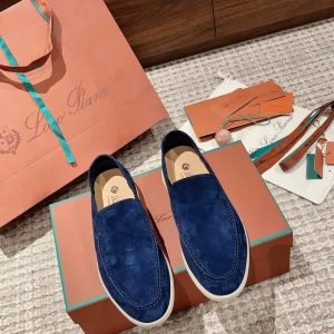 Blå mockaloafers från Loro Piana - Stilrena loafers från Loro Piana i djupblå mocka med vit sula. Helt nya olika färger och storlekar.