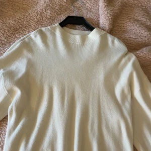 Vit finstickad tröja - Lite finare stickad tröja i storlek S. Passar till allt och har ett mjukt och skönt material. Tighta ärmar vilket ger en stilig look. 