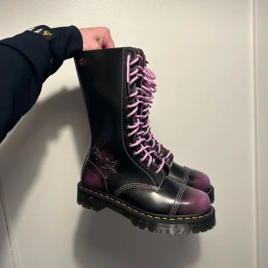 Dr. Martens Bratz kängor - Aldrig använda, endast snörat om och sedan tappat bort de svarta snörena…  vill inte sälja egentligen så kom inte med låga bud. 