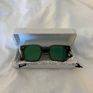 Chimi Solglasögon 004 - Ett par Solglasögon från Chimi i färgen Kiwi, modell 004. Kommer med ett vitt fodral och en mönstrad tygpåse. Är knappt använda och är i väldigt bra skick.