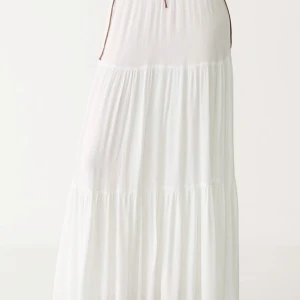 Vit stradivarius kjol - Säljer min helt oanvända stradivarius kjol som tyvärr inte kommer till användning. Den är helt oanvänd och väldigt populär. Pris kan diskuteras!!!! 