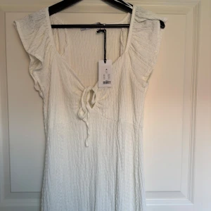 Vit långklänning med knyt fram - Vit långklänning från lager 157. Aldrig använd🥰