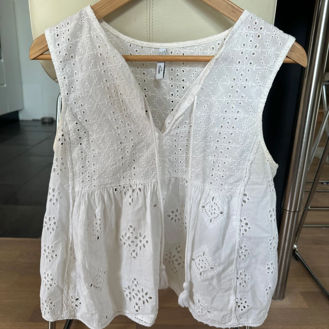 Vit ärmlös blus med broderade detaljer - 4