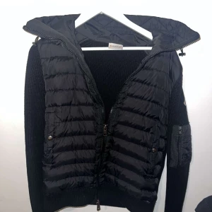 Moncler cardigan  - Säljer denna relativt nya jackan. Perfekt för våren och passar till allt. Storlek M. Använd i nyskick 