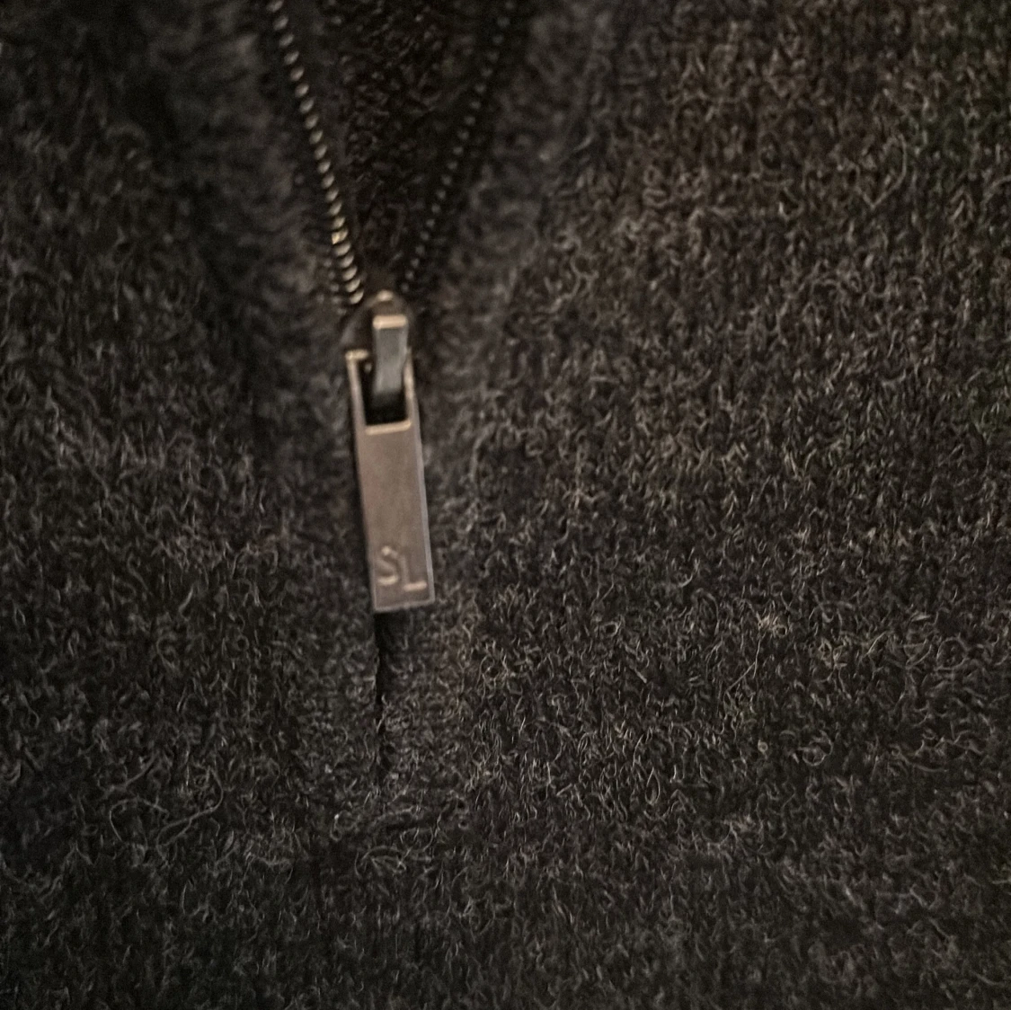 Mörkgrå stickad tröja med dragkedja från Stormy Life - 2