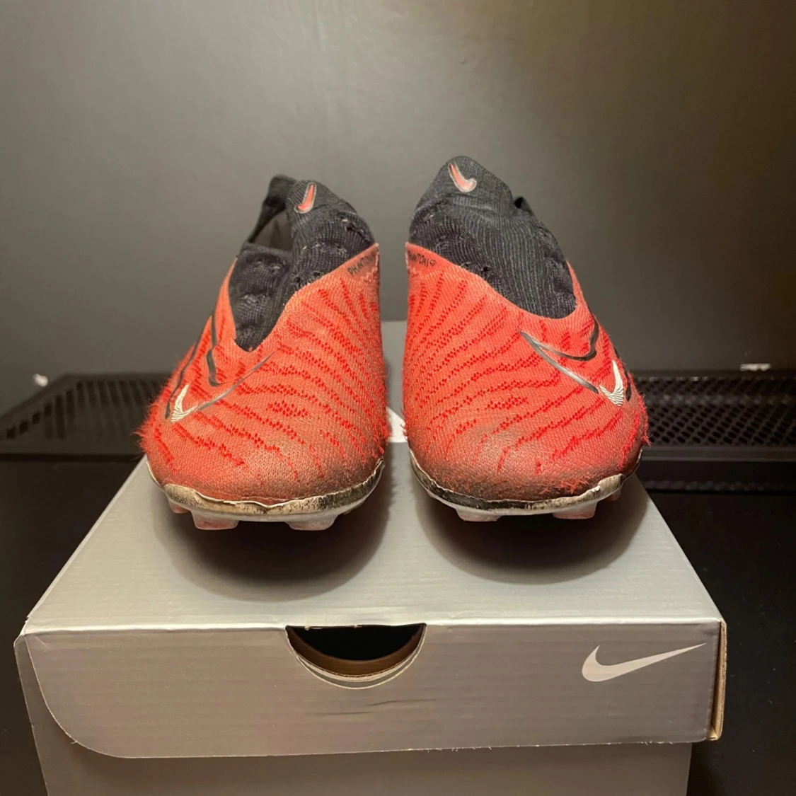 Nike fotbollsskor i röd och svart - 1