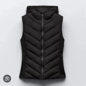 Svart dunväst med huva - Säljer en svart dunväst från Zara då den inte kommer till användning längre, bara haft på mig denna några gånger💗