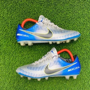 Nike Mercurial fotbollsskor blå och vita - Säljer ett par Nike Mercurial fotbollsskor i blått och vitt med svarta och gula detaljer. Skorna har snörning, rund tå och platt sula med dobbar för gräsplan. Perfekta för dig som vill ha lätta och snabba skor på planen. Neymar OG BOOTS