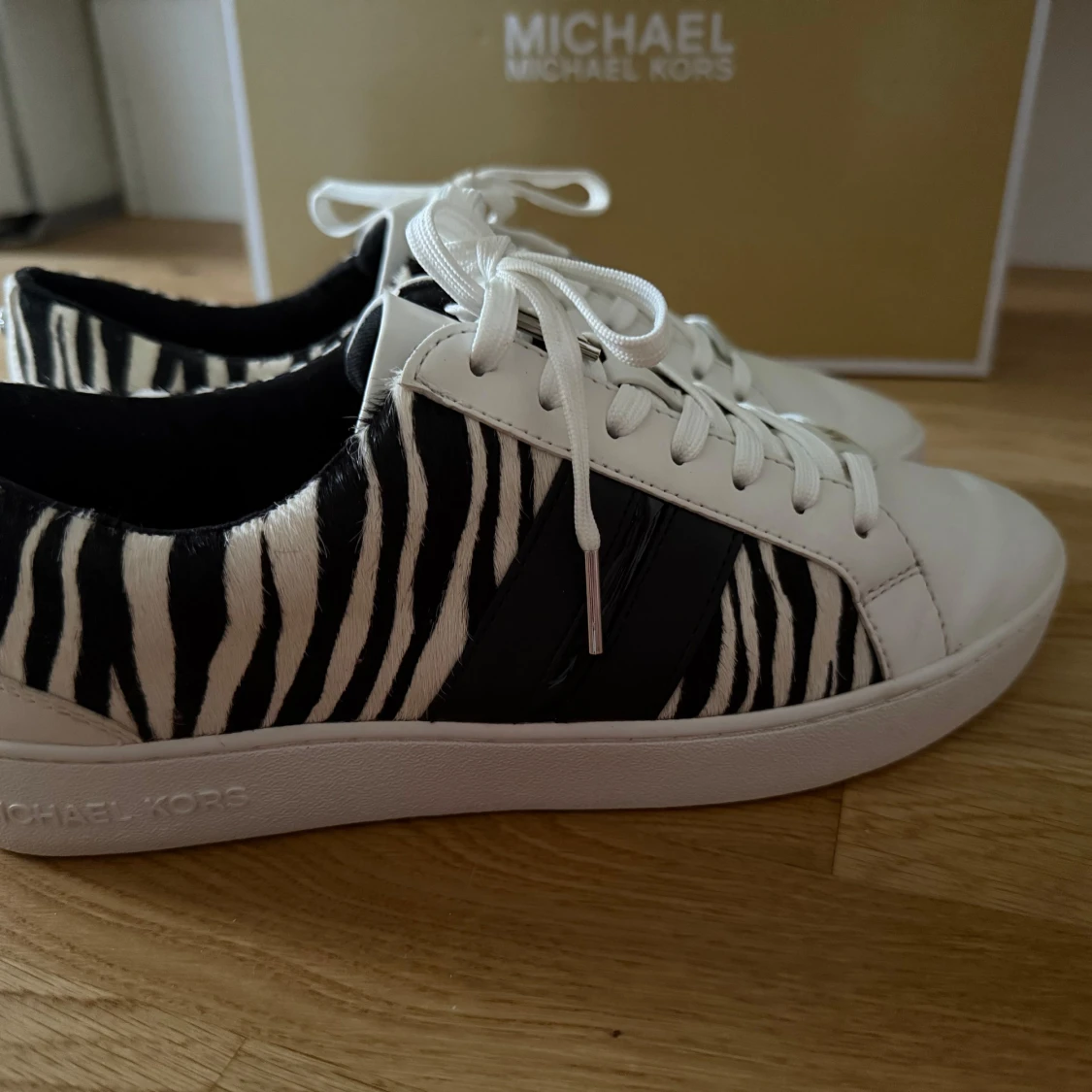 Michael Kors sneakers med zebramönster - 3