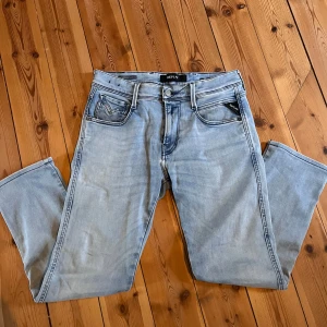 Replay Anbass Hyperflex - Säljer dessa feta Replay anbass hyperflex i mycket bra skick. Vid minsta fråga eller fundering, tveka inte på att höra av dig🤝de är storlek 30,34 men de sitter som 30,30