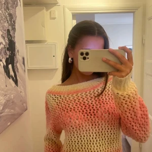 Stickad tröja i pastellfärger - Säljer en stickad tröja med hålmönster i jättefint mönster! ❤️🥰
