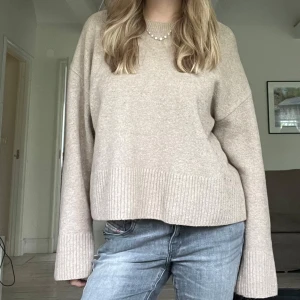 Beige stickad tröja från &OTHER STORIES - Säljer en så fin tröja från &Other Stories som tyvärr inte kommer till användning längre. Tröjan är så mysig och verkligen perfekt till hösten eller en sommarkväll😍säljer för endast 200 kr!