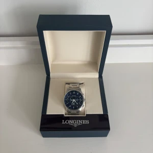 Citizen klocka - Snygg herrklocka från Citizen med blå urtavla och silverfärgat armband i metall. Passar perfekt till alla kläder och skor snygg till sommaren. Klockan har flera små urtavlor och tydliga vita markeringar. Väldigt bra skick 9,5/10. Nypris 1300kr. Skriv för funderingar eller annat!