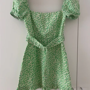 Klänning - Säljer denna fina blommiga klänning från Zara. Den är i mycket bra skick har använts tre gånger bara. För mer frågor och bilder kontakta mig🫶🏽